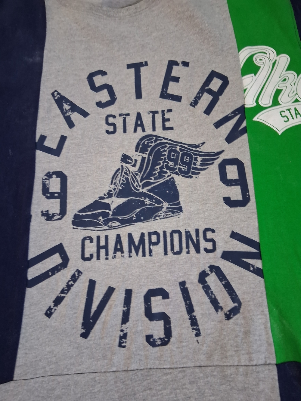 Akademiks Gray T‑Shirt with Navy Graphic